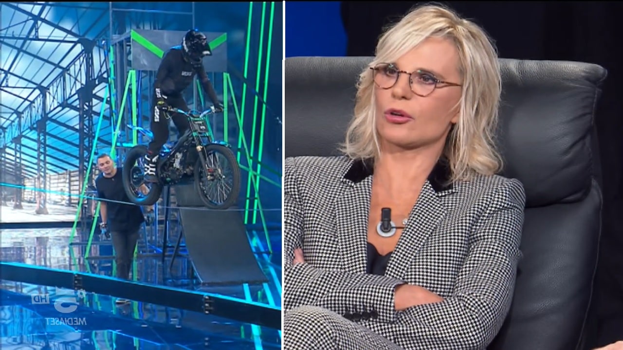 Maria De Filippi a bocca aperta