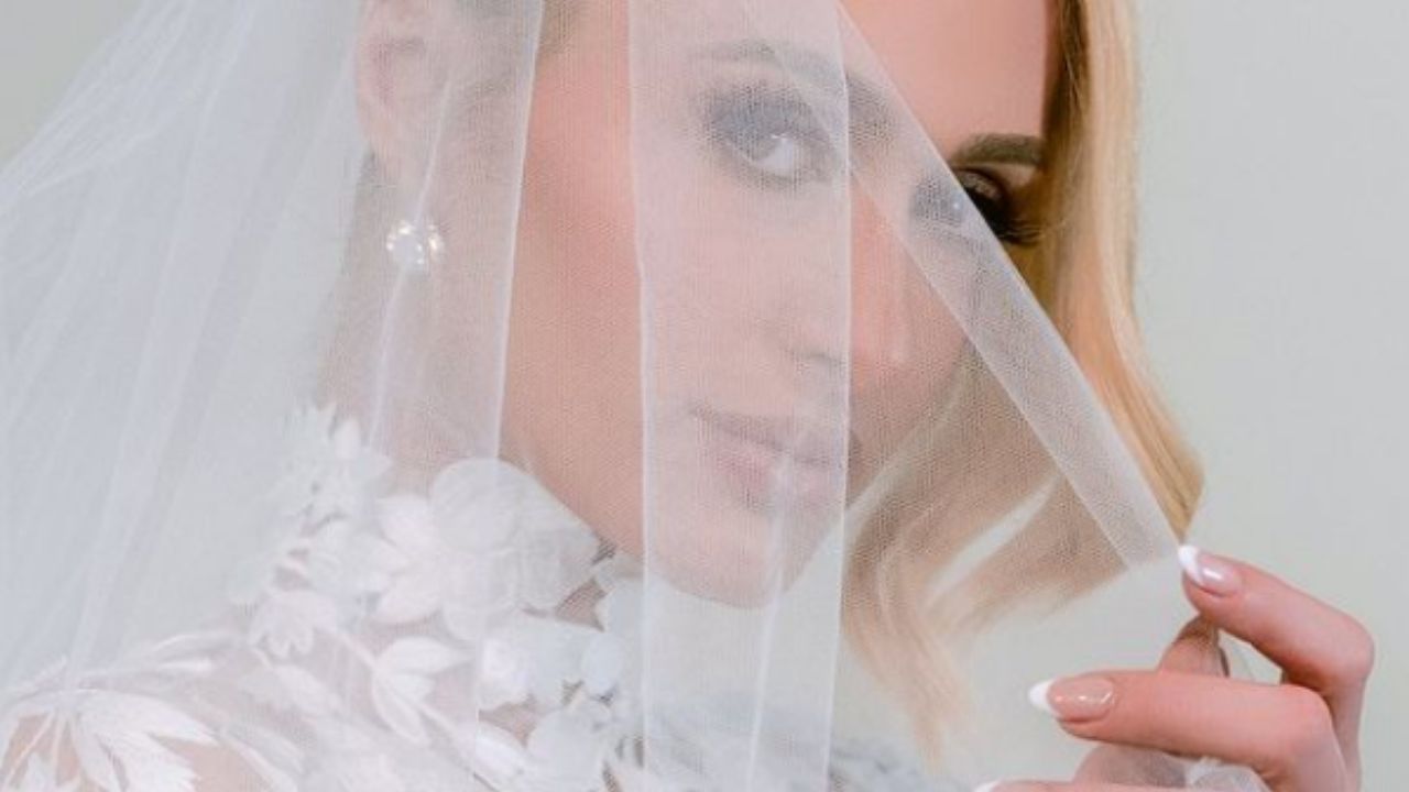 Paris Hilton si è sposata, abito bianco