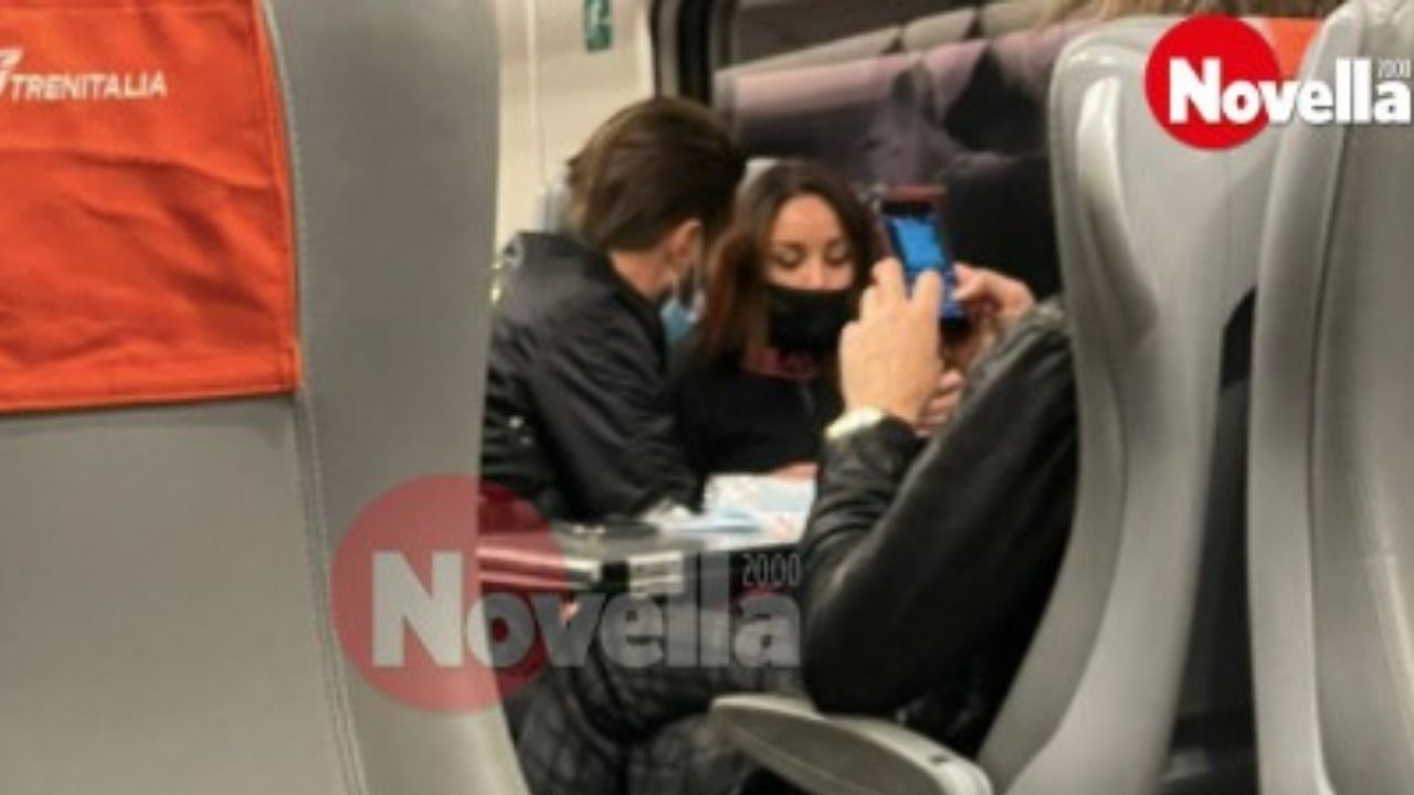 Alex Belli e Delia Duran litigano su un treno