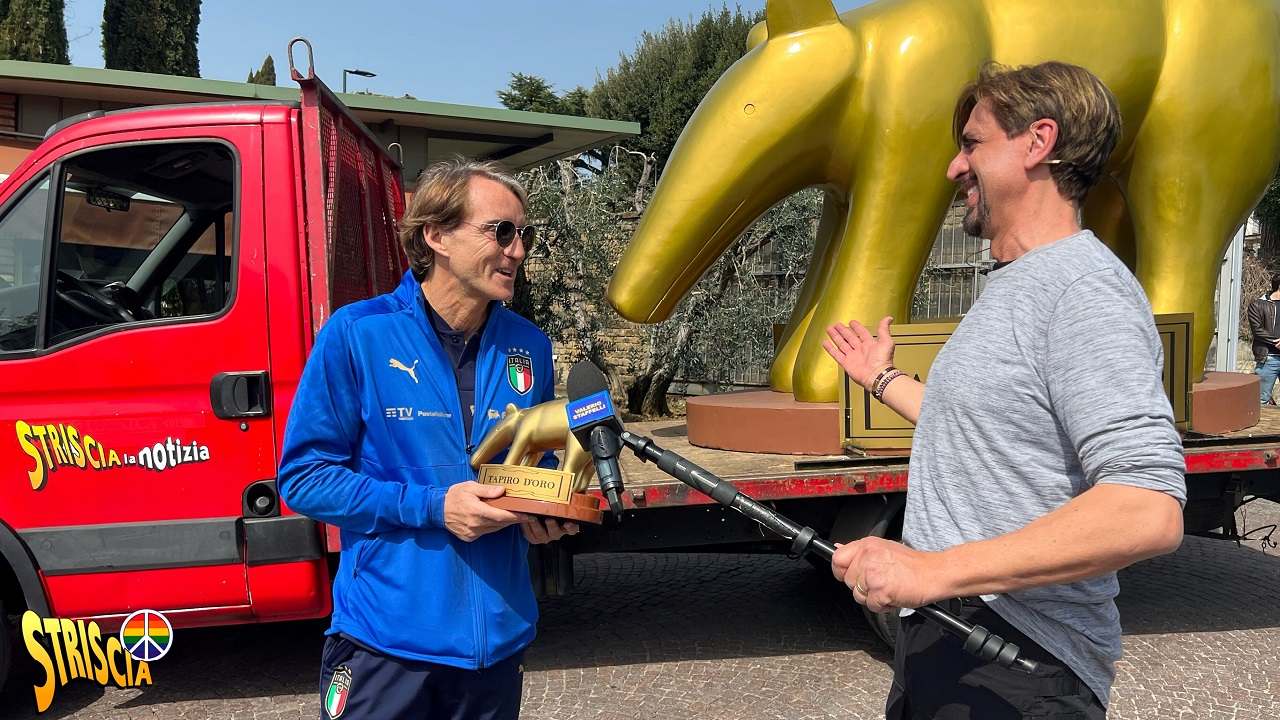 Valerio Staffelli consegna a Mancini il Tapiro d'Oro gigante