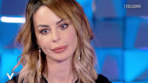 nina moric sguardo basso