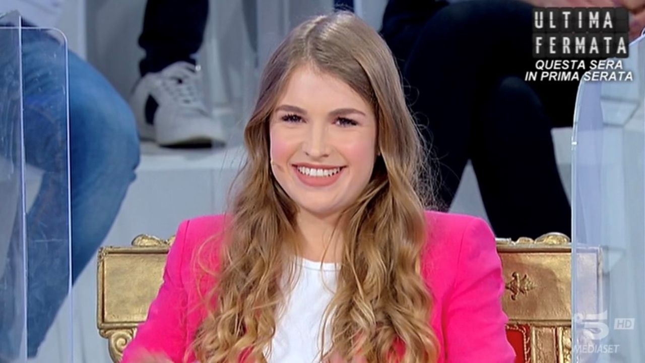uomini e donne, veronica rimondi sorride