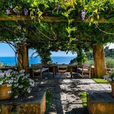 Villa Berlusconi giardino con tavoli e sedie di legno