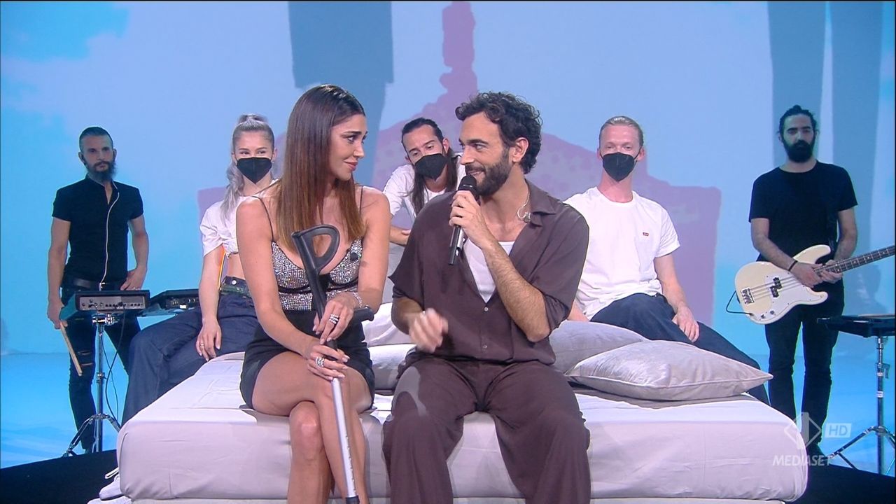 Marco Mengoni Belen Rodriguez Le Iene stampelle