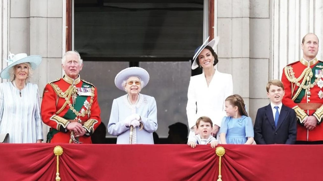 famiglia reale sul balcone