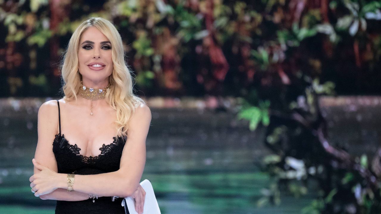 lo sfondo di ilary blasi