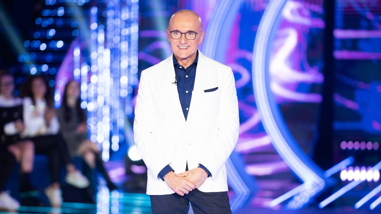 Alfonso Signorini in bianco per il cast del GF