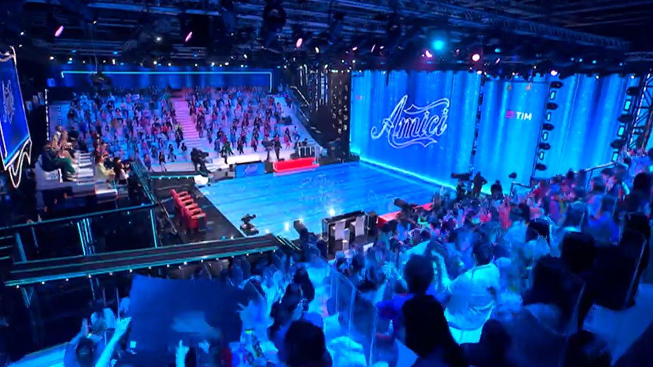 studio serale amici di maria de filippi