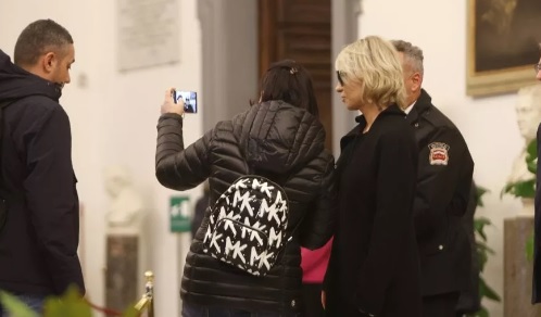 Maria De Filippi selfie davanti alla bara