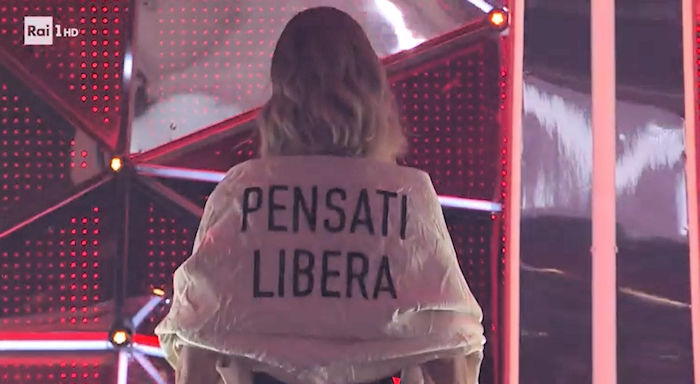 ferragni scritta sul vestito