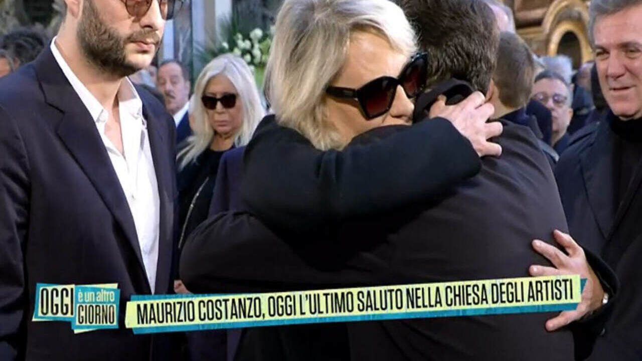 abbraccio tra maria e pier silvio ai funerali di maurizio costanzo