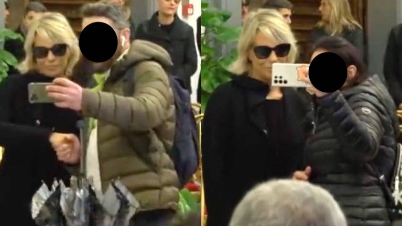 tizio selfie con maria de filippi morte costanzo