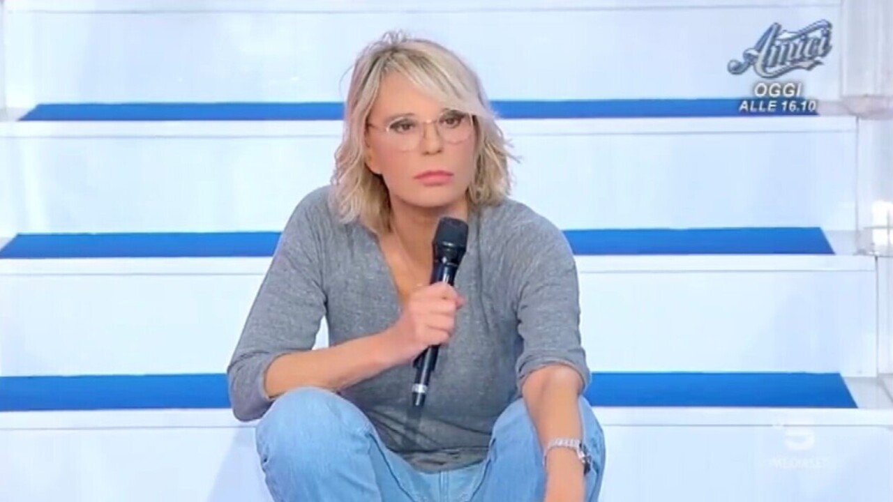 Maria De Filippi seduta sulle scale a Uomini e Donne