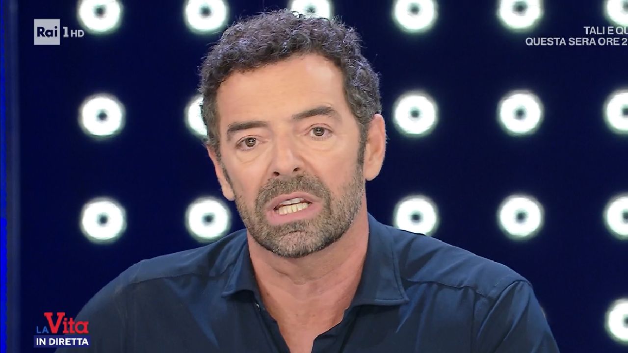 Alberto Matano a La vita in diretta, primo piano.