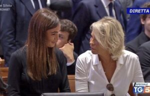 maria de filippi con silvia toffanin ai funerali di berlusconi