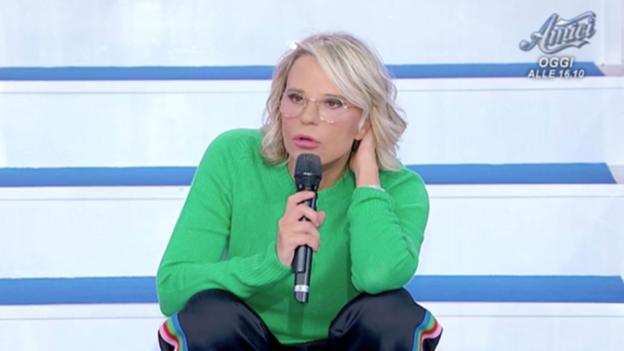 Maria De Filippi e i nuovi tronisti di UeD.