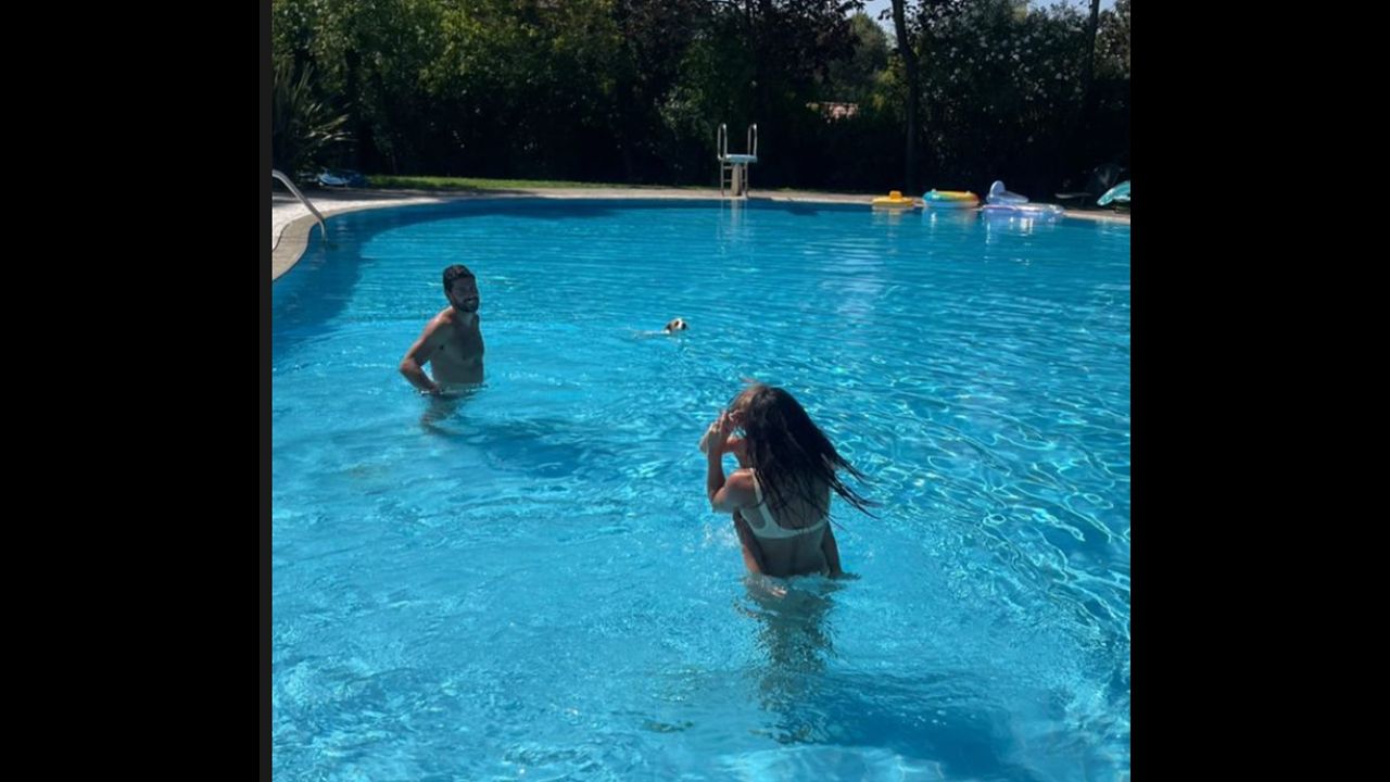 Belen ed Elio in piscina