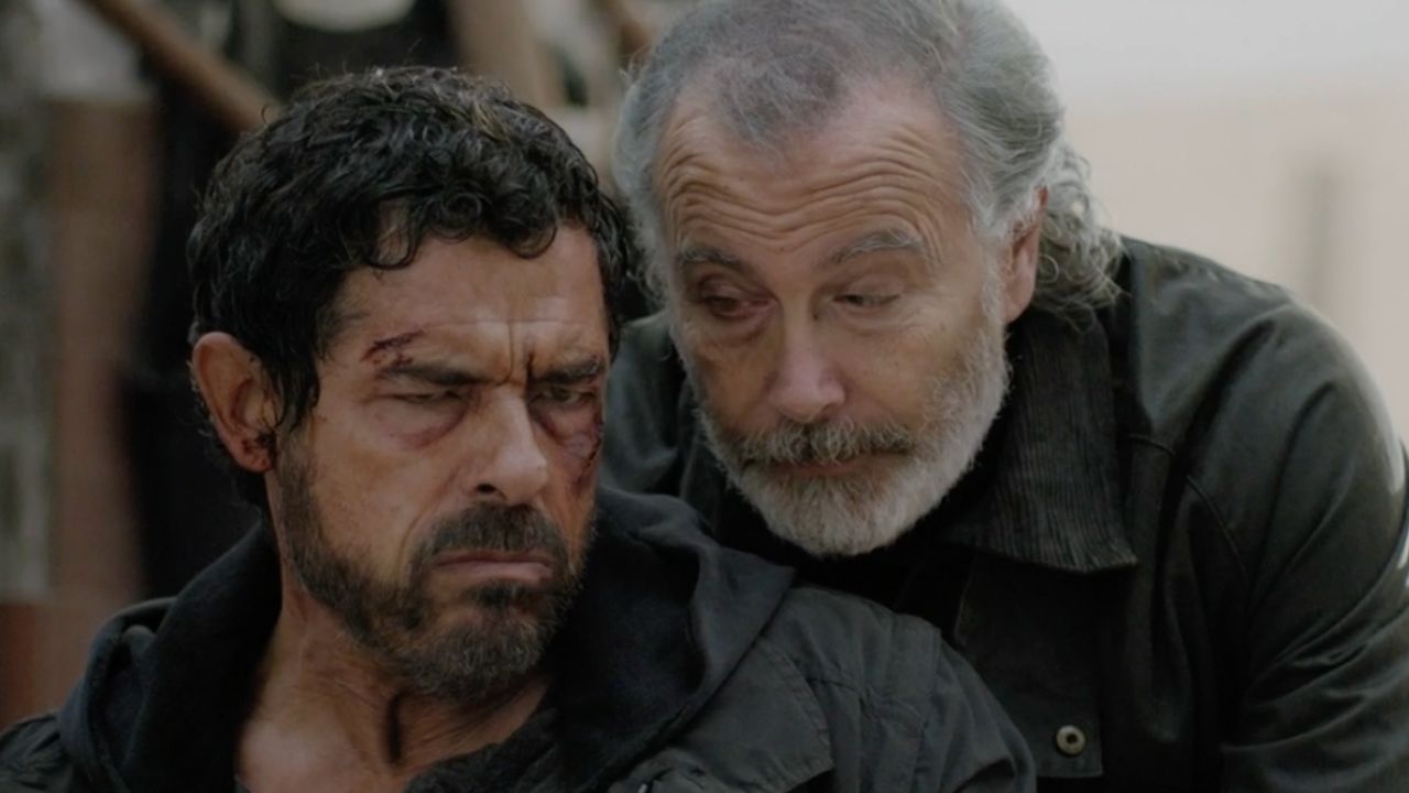 Screenshot di Lojacono (Alessandro Gassmann) e Squillace (Paolo Sassanelli) ne "I Bastardi Di Pizzofalcone 4" Episodio 1