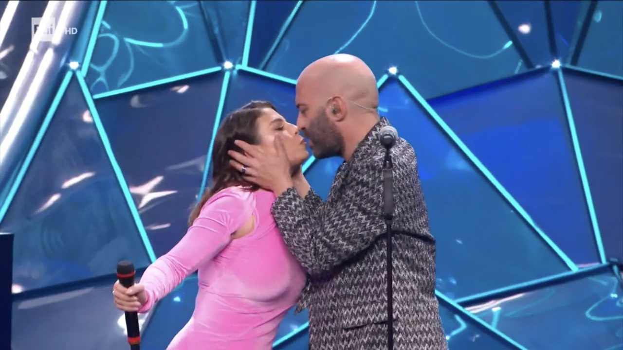 Emma Marrone e Giuliano Sangiorgi bacio