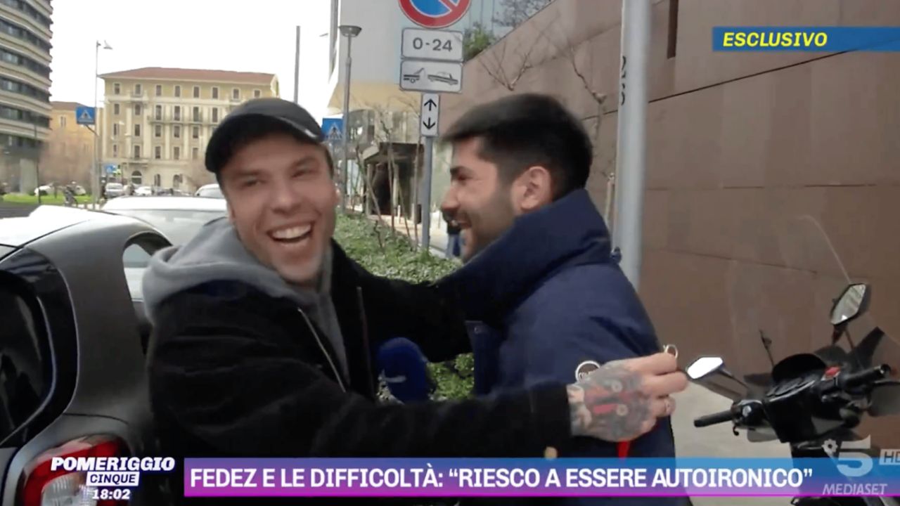 Fedez autoironizza a Pomeriggio 5 dopo il regalo di Myrta Merlino portachiavi corno