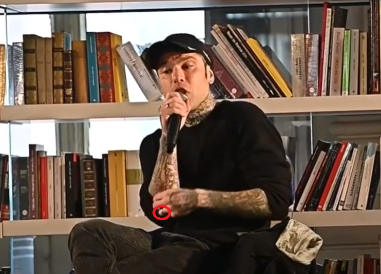 Fedez indossa un anello durante un evento a Torino sulla salute mentale