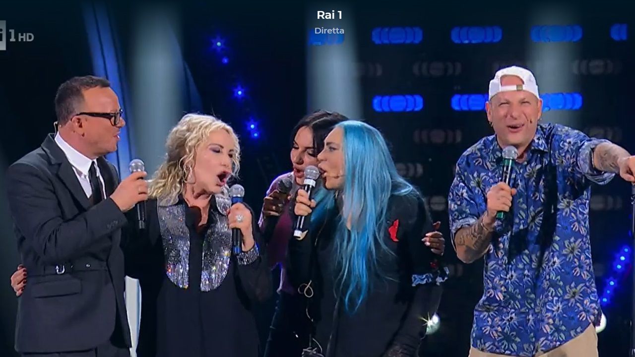 Antonella Clerici The Voice Kids conduttore mascherato