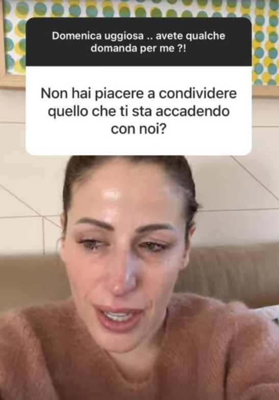 L'influencer Clio Make up si mostra in lacrime sui social