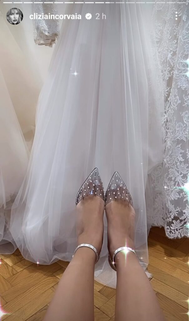 Clizia Incorvaia prova le scarpe per il suo matrimonio