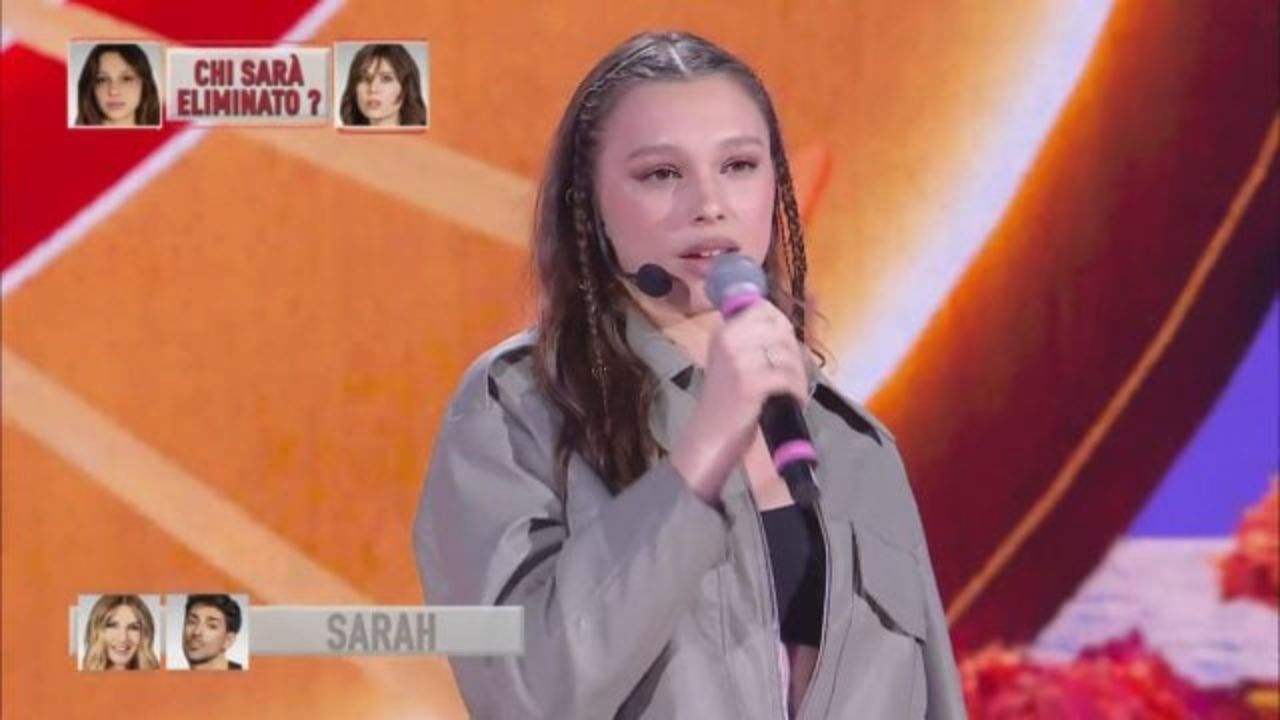 sarah toscano conquista il pubblico di amici