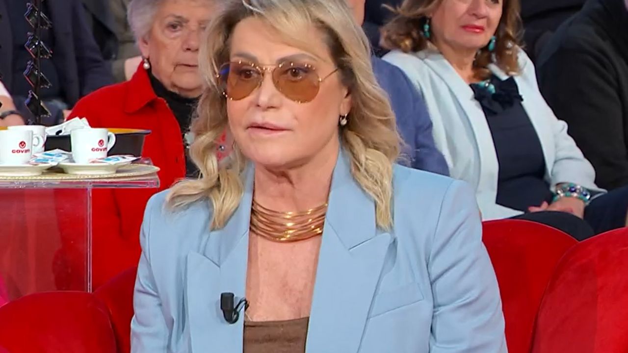 Simona Ventura con la paresi facciale a Citofonare Rai2