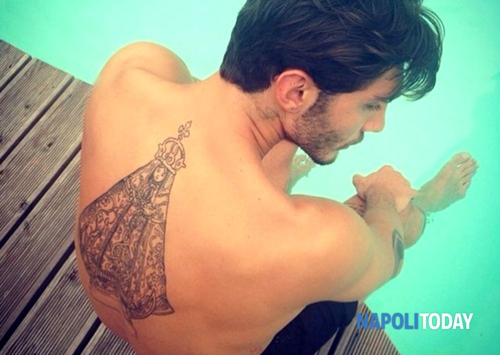 stefano de martino rimozione tatuaggio