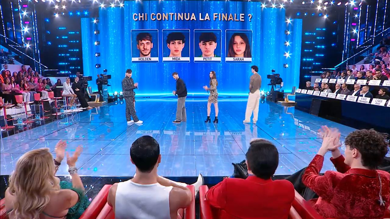 I cantanti durante la finale di Amici 23