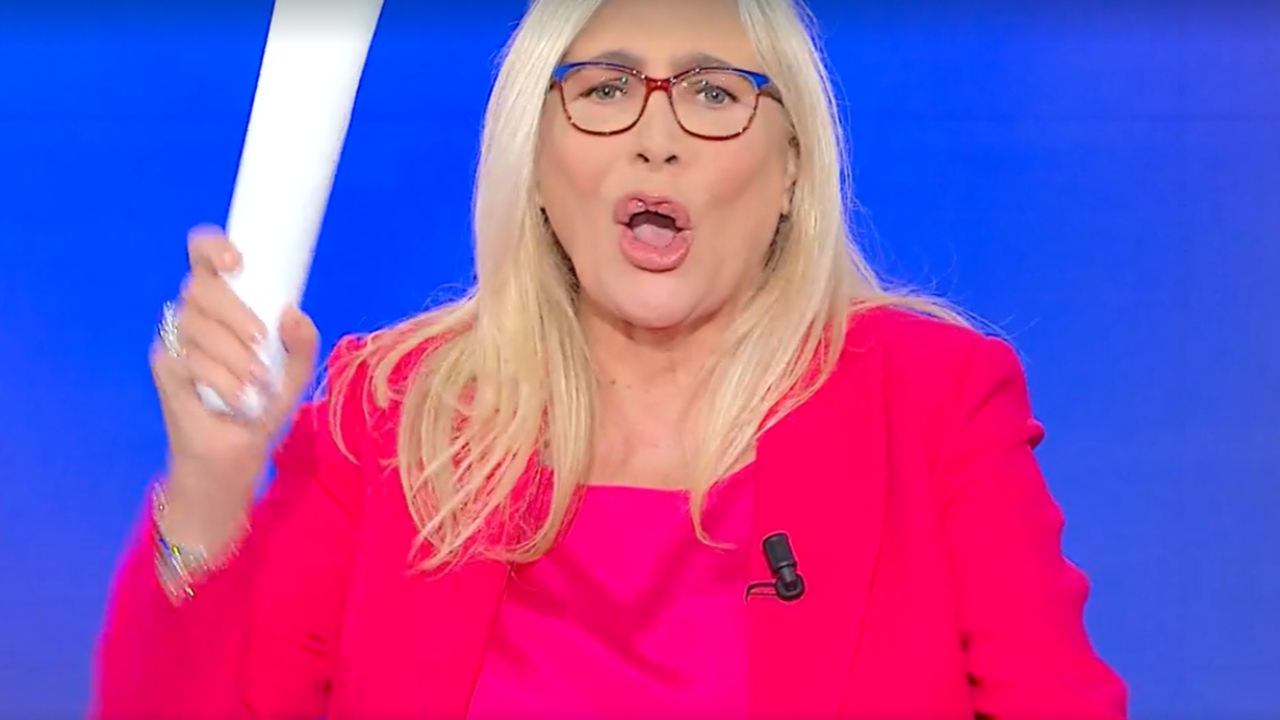 A Domenica In c'è un imprevisto durante l'omaggio a Carrà