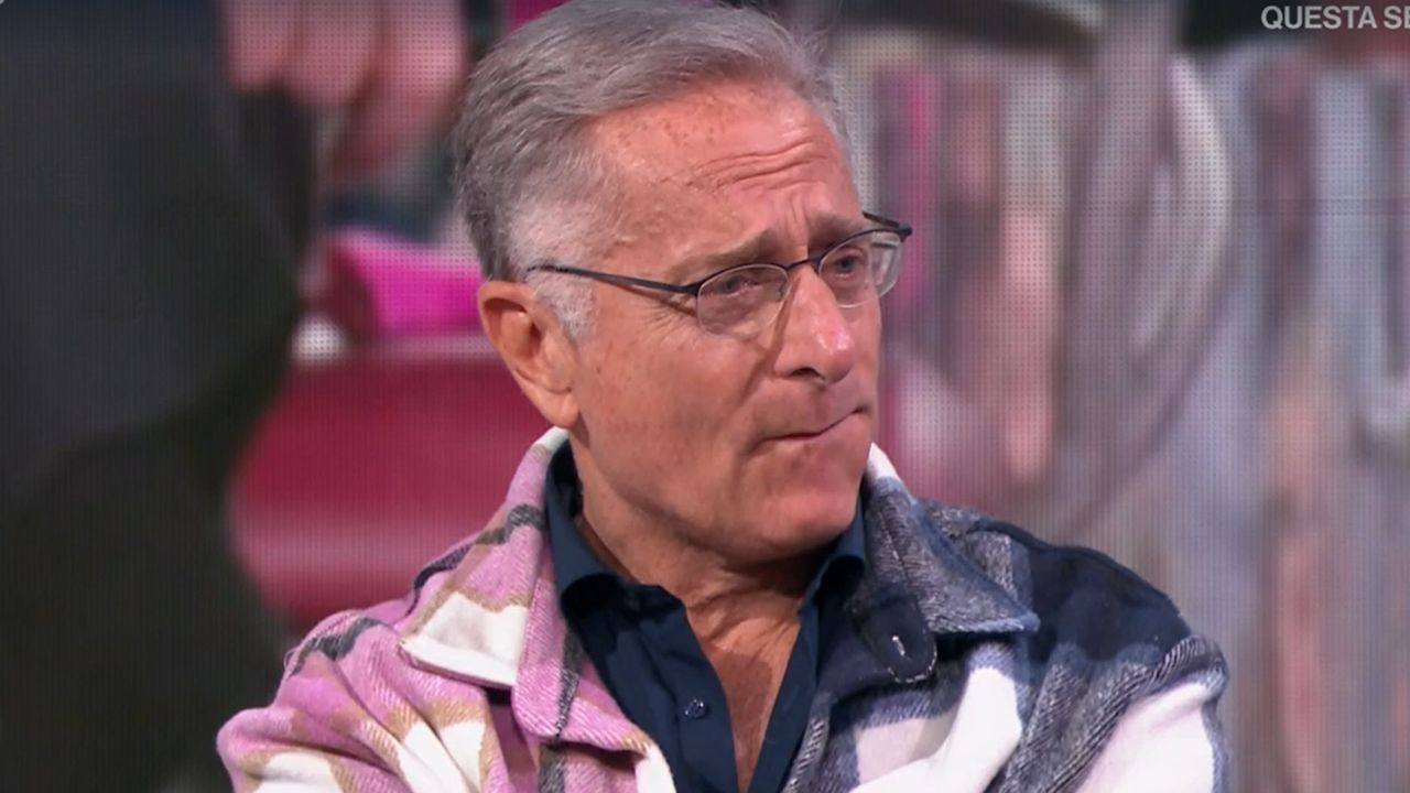 Paolo Bonolis camicia variopinta