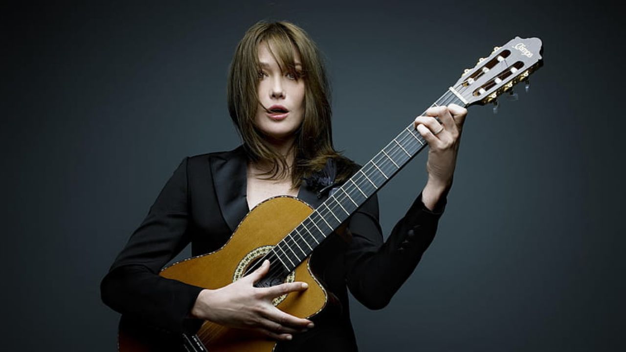 carla bruni rilascia intervista ad oggi settimanale