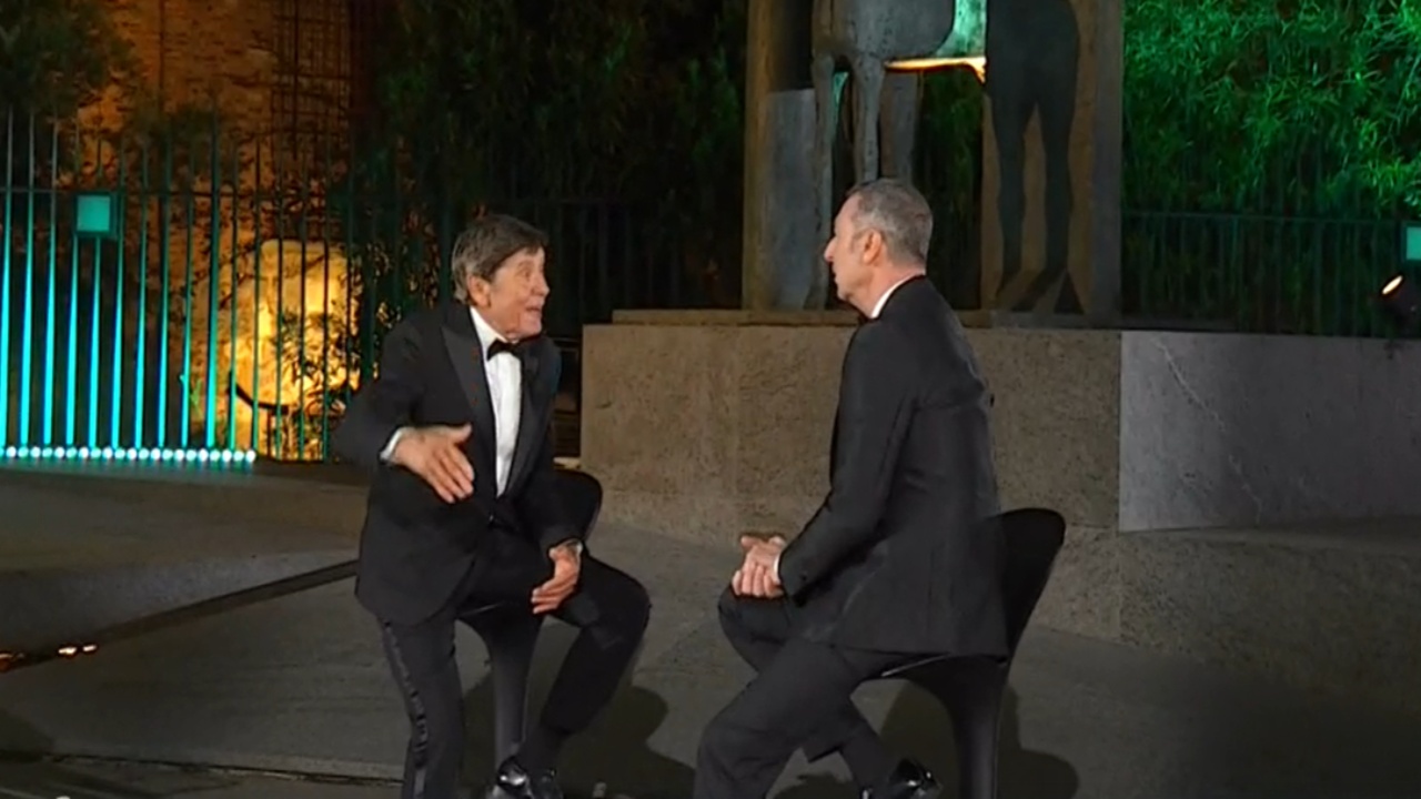 Gianni Morandi conduce la seconda puntata di Evviva!