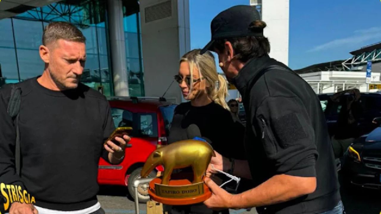 Valerio Staffelli consegna il Tapiro D'Oro a Francesco Totti e Noemi Bocchi