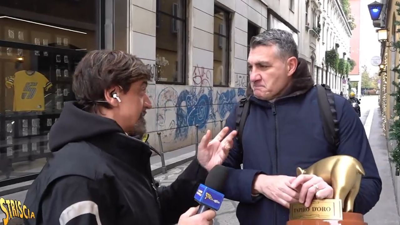 Valerio Staffelli consegna il Tapiro D'Oro a Bobo Vieri