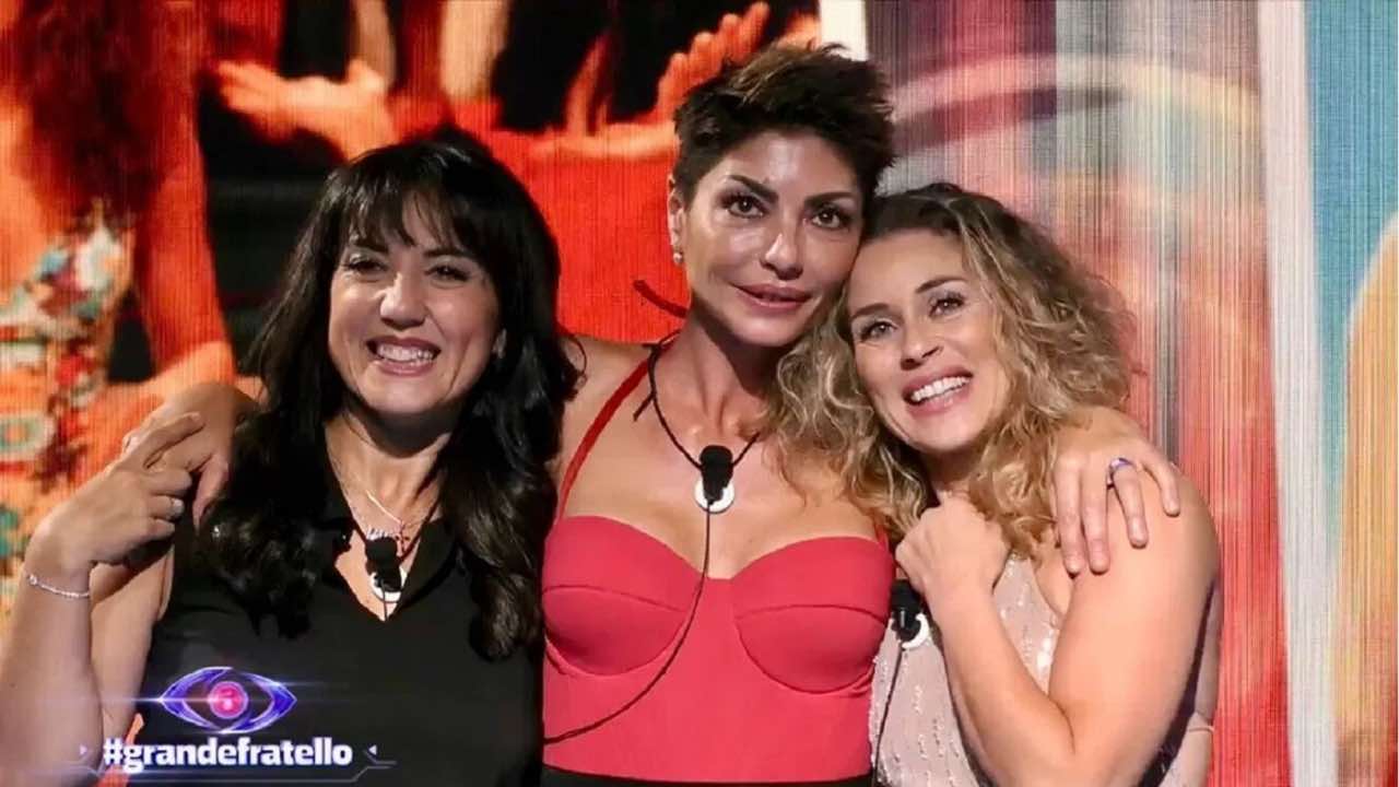Non è la Rai, frecciatine sui social