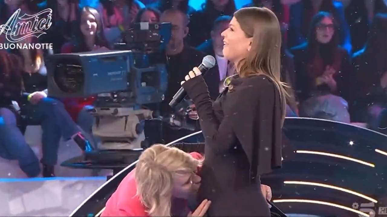 Alessandra Amoroso pancione ad Amici e bacio