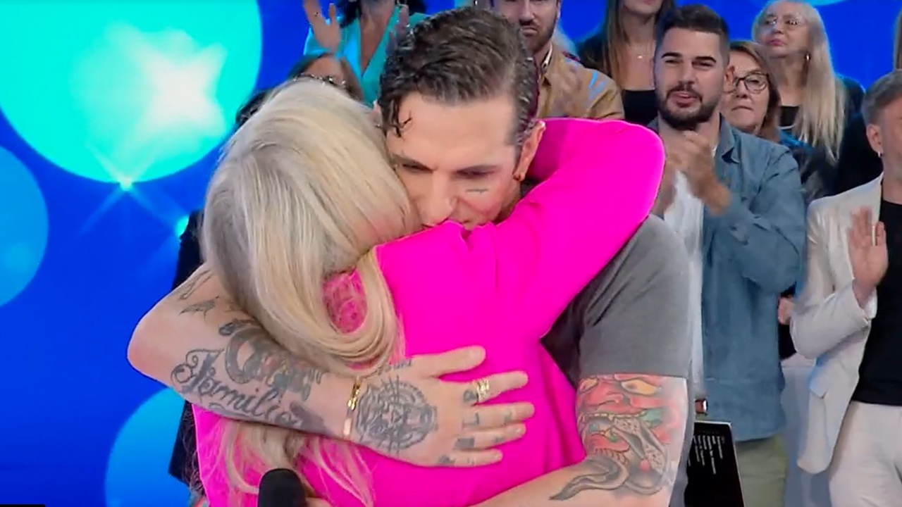 Achille Lauro abbraccio Mara Venier
