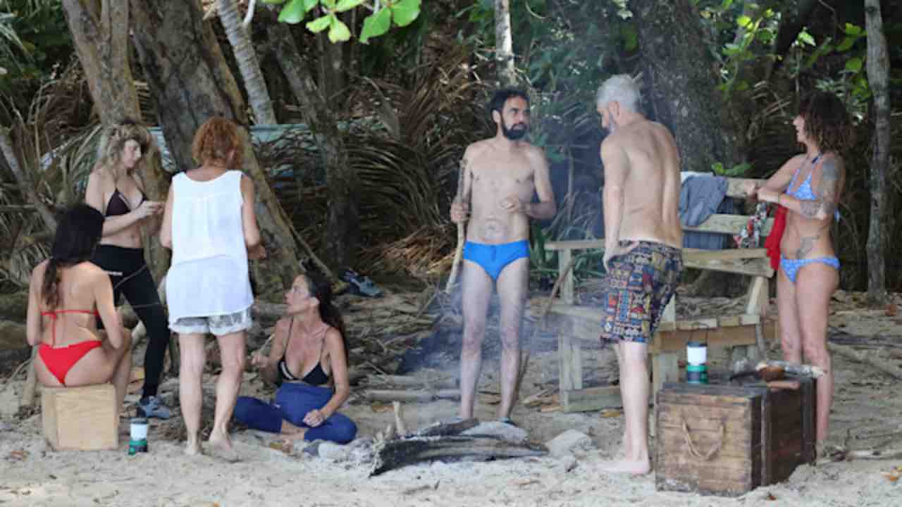Isola dei famosi lite tra i naufraghi