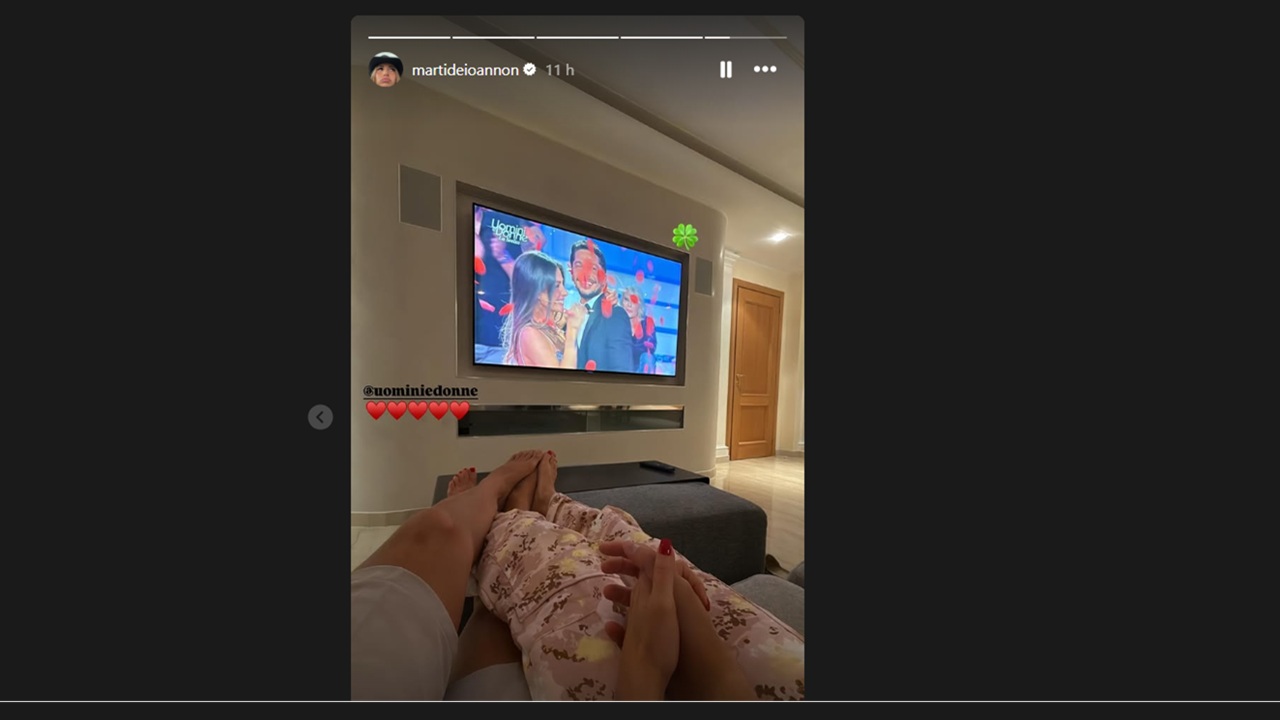 Martina De Ioannon a casa davanti al televisore