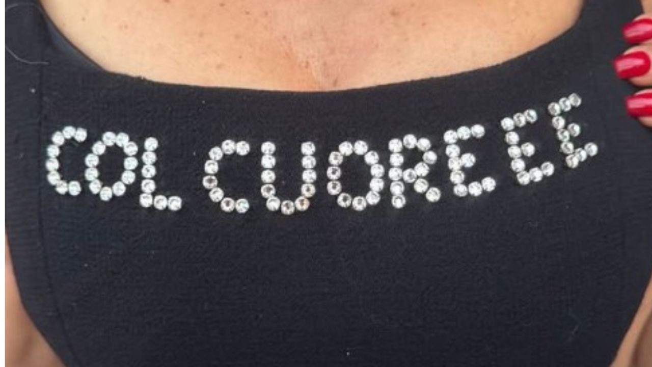 Barbara D'Urso Indossa Vestito Scritta Particolare Messaggio