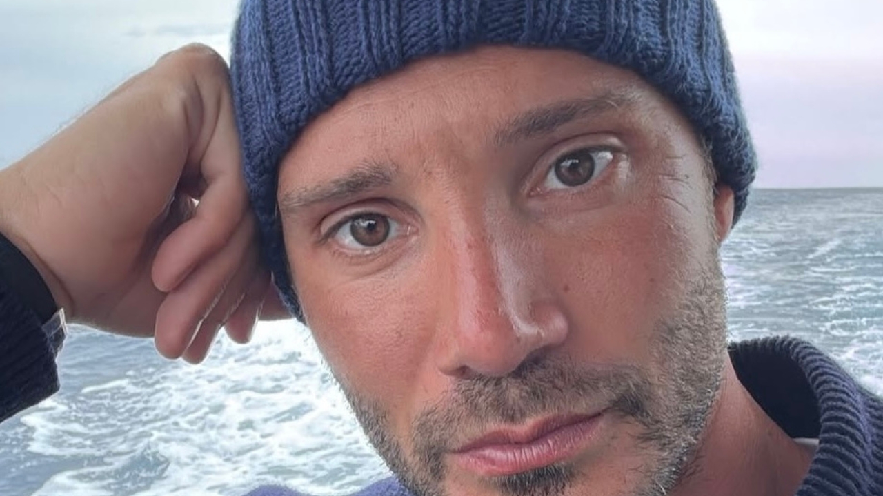 Stefano De Martino pensieroso sullo yacht