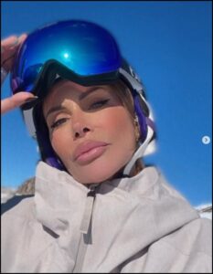 Simona Salvemini oggi appare decisamente diversa da allora