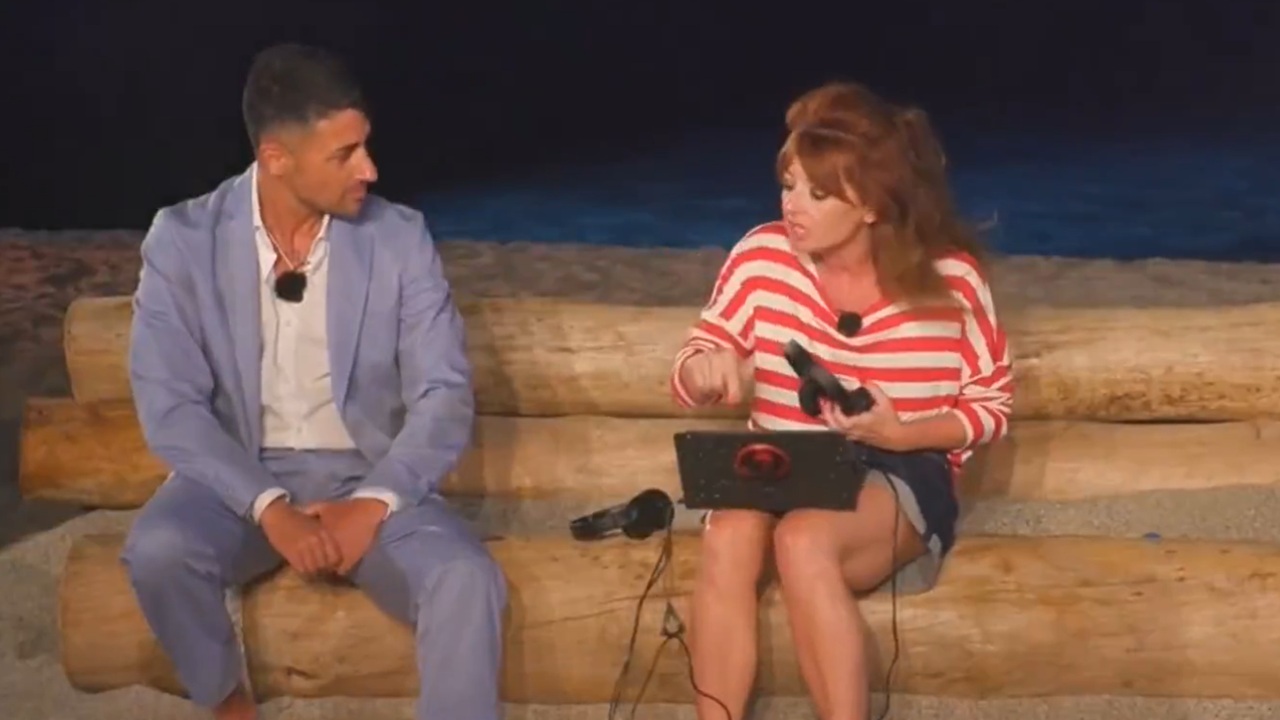 Alessio Loparco e Sonia M sul tronco di Temptation Island