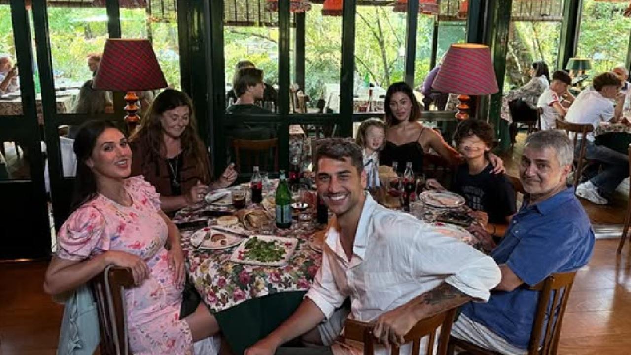 Belen al ristorante con la sua famiglia