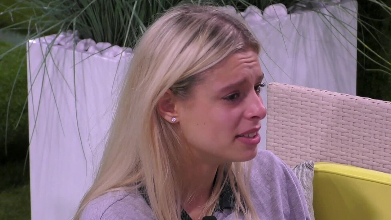 Gli scivoloni di Giulia Soponariu al Grande Fratello