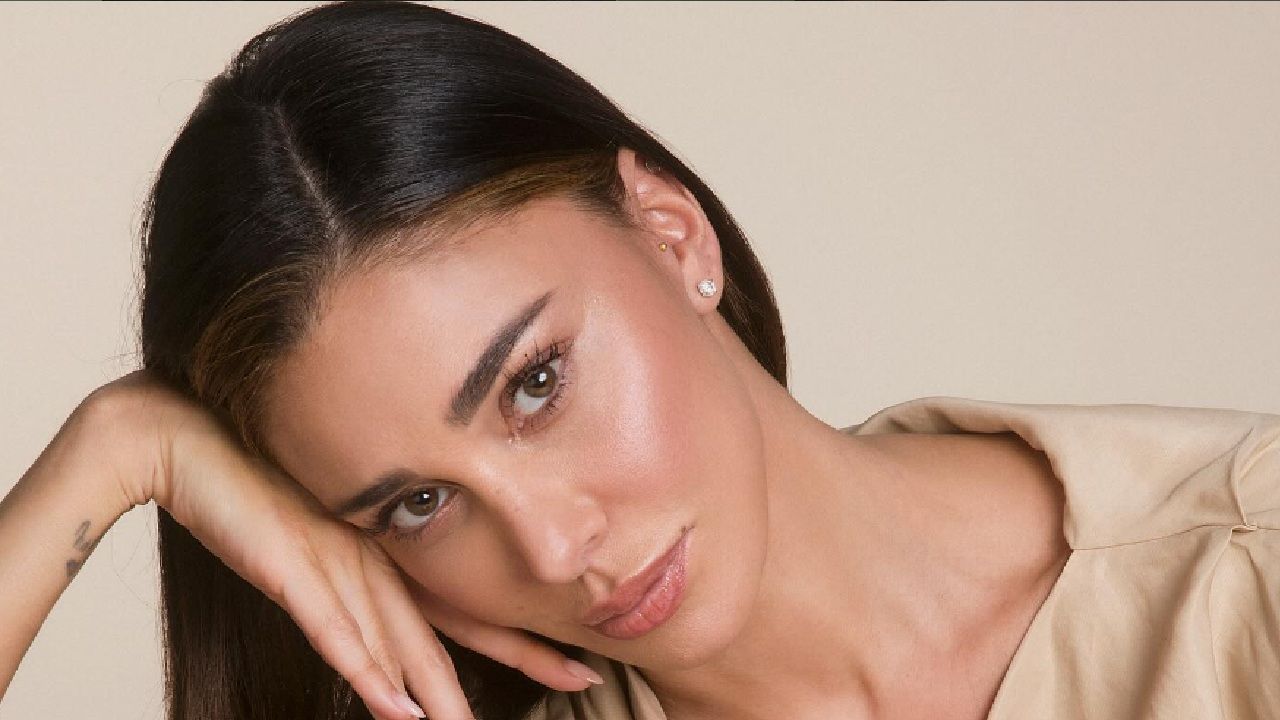 Belen Rodriguez sfondo beige